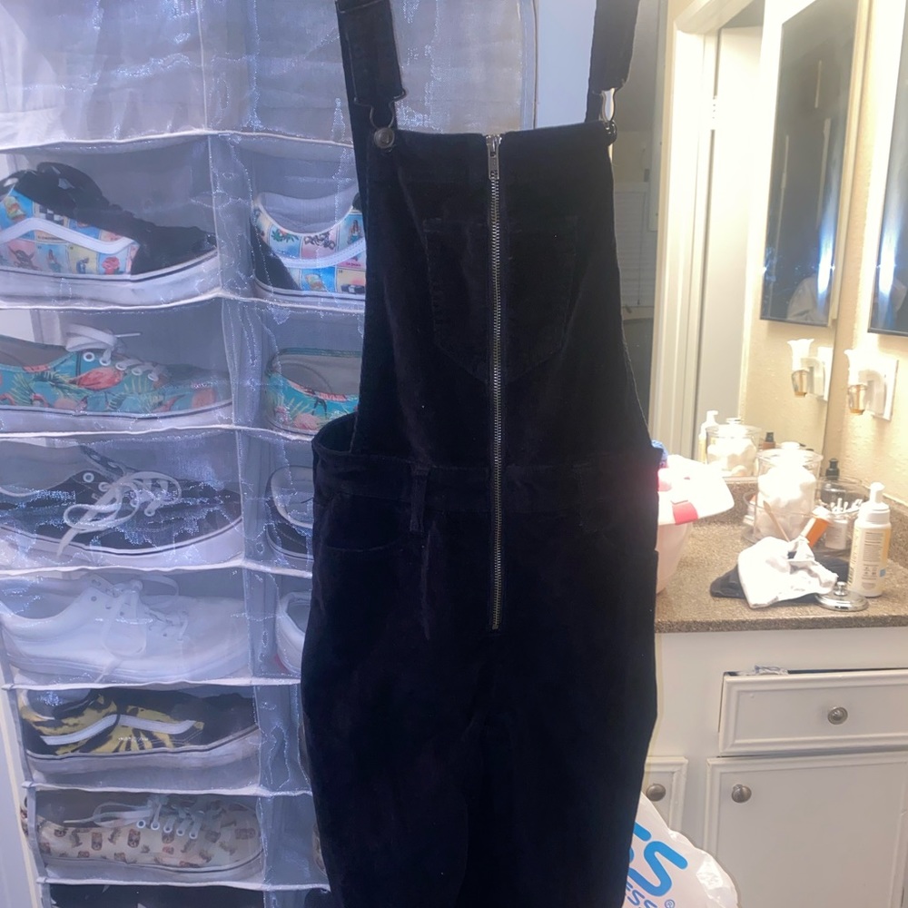Fashion nova overalls , tight skinny jeans type , color black no stains or holes